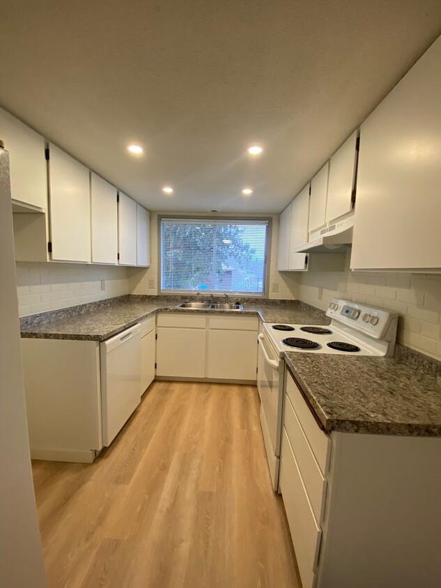 Primary Photo - Renovated 3 bed 1.5 bath Duplex