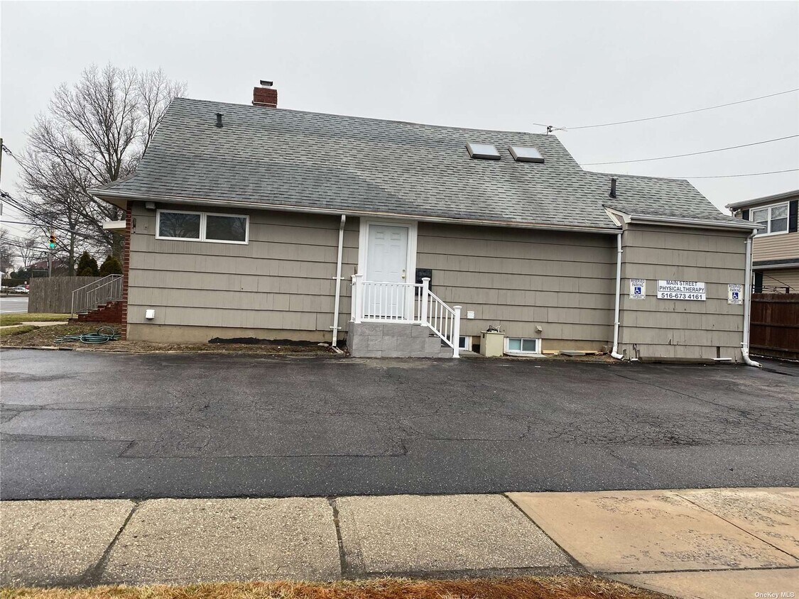 Primary Photo - 558 Old Country Rd