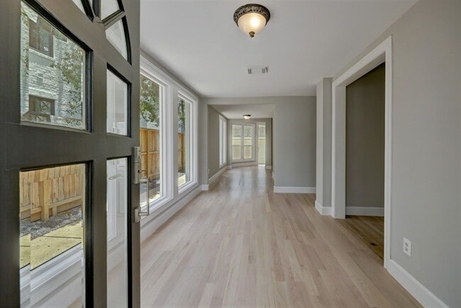 Building Photo - 3605 Plumb St