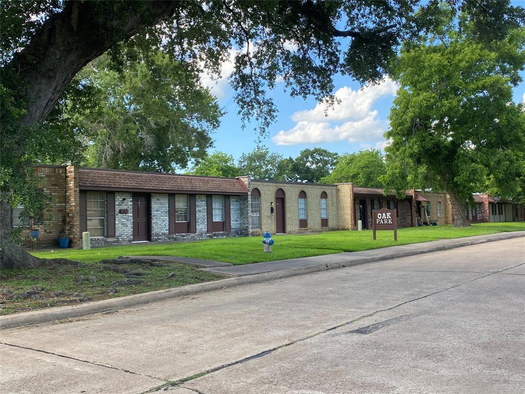 136 Post Oak Ln, Clute, TX 77531 Room for Rent in Clute, TX