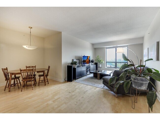 Foto del edificio - 100 3rd Ave S