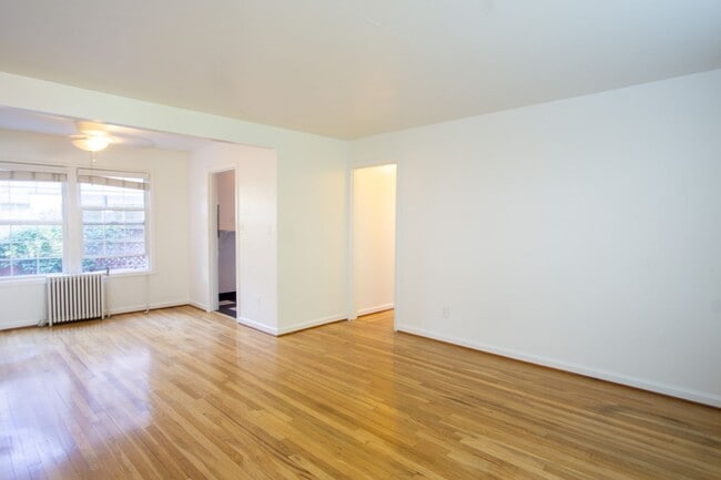 Building Photo - Fabulous Vintage 1-Bedroom Across the Street from Laurelhurst Park!