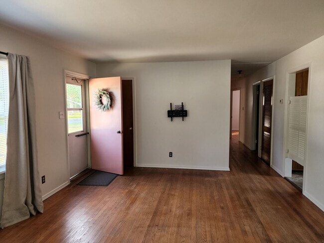 Building Photo - Charming 3 Bedroom Home in Quiet Neighborhood