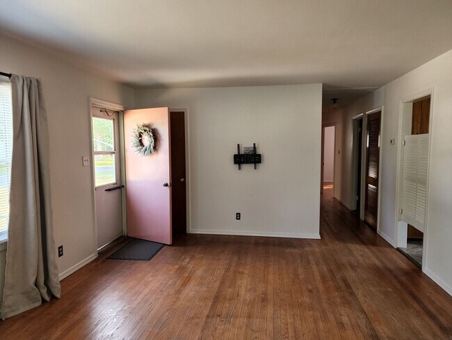 Foto del edificio - Charming 3 Bedroom Home in Quiet Neighborhood