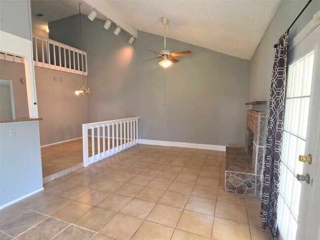 Building Photo - 10526 Chapel Hill Dr