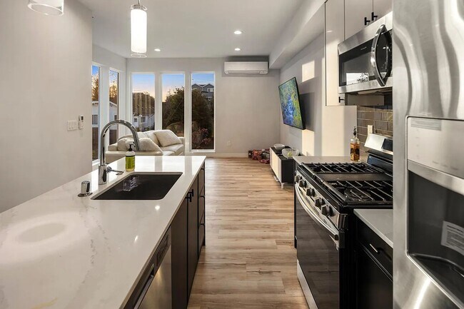 Foto del edificio - 3 Bed 2 Bathroom White Center Townhouse