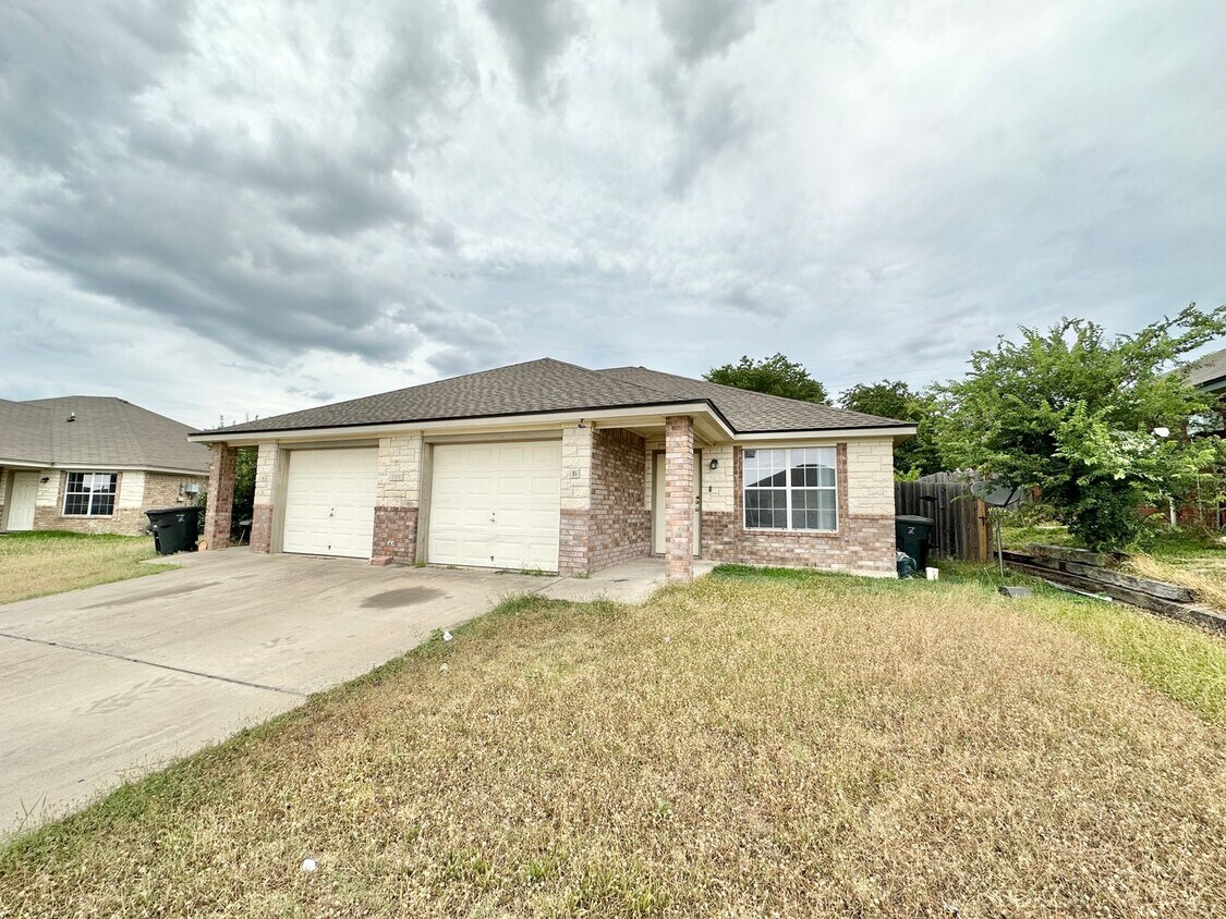 Building Photo - 1501 Cinch Dr