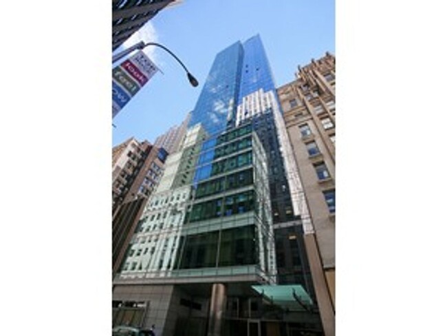 Foto del edificio - 18 W 48th St