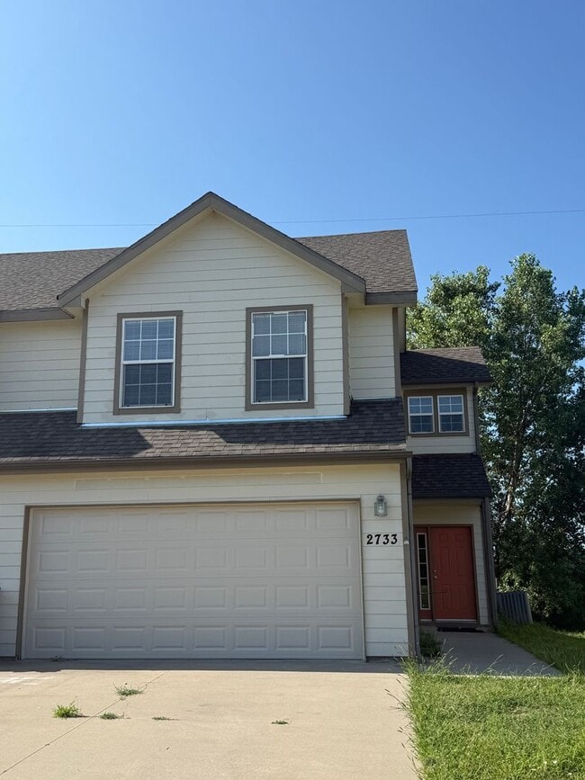 Building Photo - 2731-2733 Elm Creek Dr
