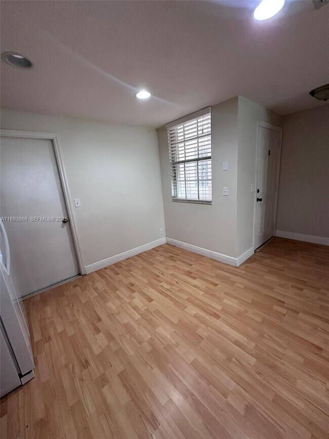 Foto del edificio - 1350 Sorrento Dr