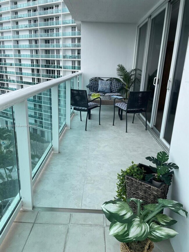 Foto del edificio - 100 Bayview Dr