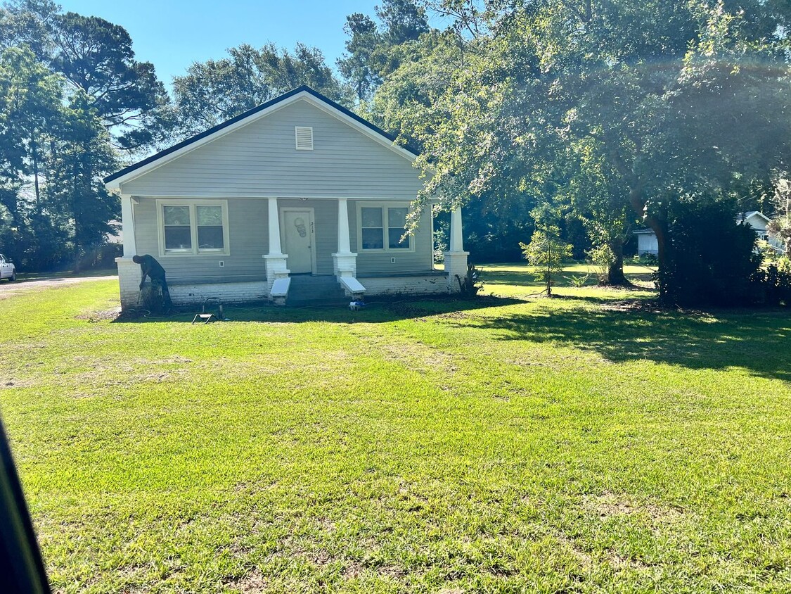 3 Bedroom 2.5 Bath with nice open yard! - 3 Bedroom  2.5 Bath  with nice open yard!