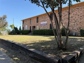 Building Photo - 830 N Lancaster Ave