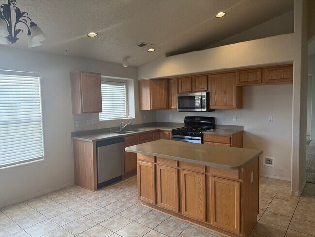 Foto del edificio - Refrigerated air! 4Br, 2Ba w/2 living areas, 3 CG