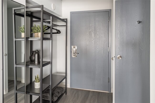 Building Photo - 16 W 10th St