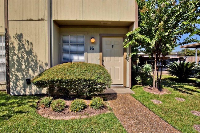 Building Photo - 5807 Beverlyhill St