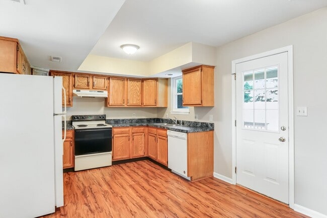 Building Photo - Three bedroom two bathroom end unit townhouse