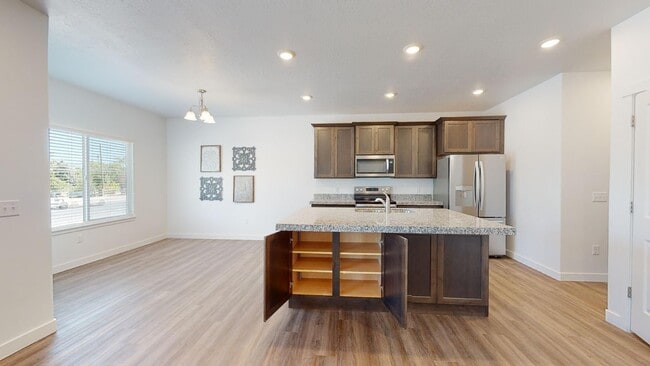 Building Photo - MOVE-IN BONUS $500 - READ ON FOR DETAILS