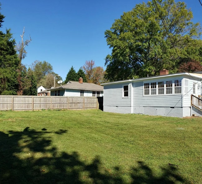 Building Photo - 3119 Eastwood Dr