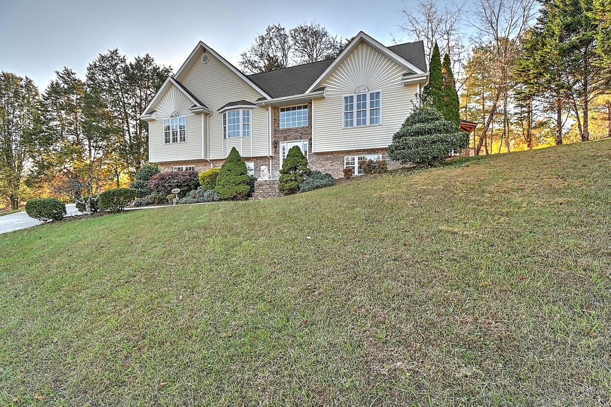 Primary Photo - 168 Old Mill Ct