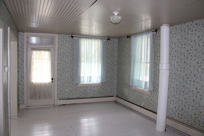 Building Photo - Single Family Farm House