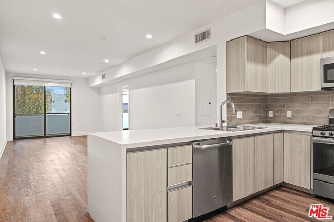 Building Photo - 129 Kings
