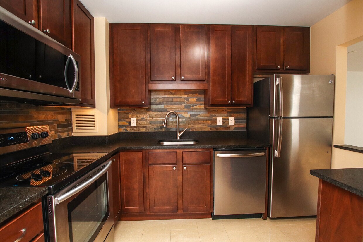 Primary Photo - 401 E Ontario St