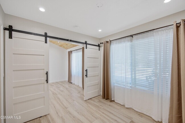 Foto del edificio - 5540 Lake Lindero Dr