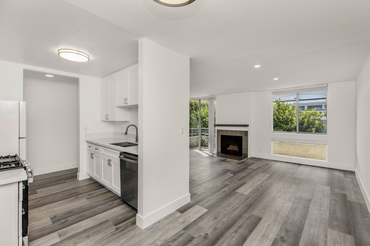 Foto principal - 1751 S Bentley Ave