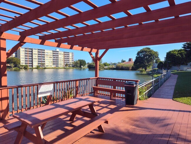 Foto del edificio - 1605 NE 185th St