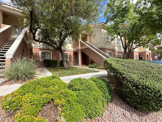 Building Photo - Silver Pines