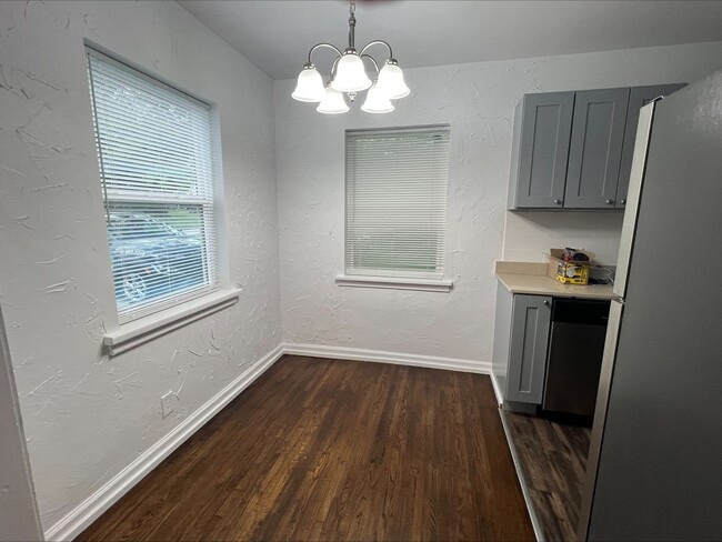 Foto del edificio - Beautiful Two Bedroom, One Bath Ready For ...