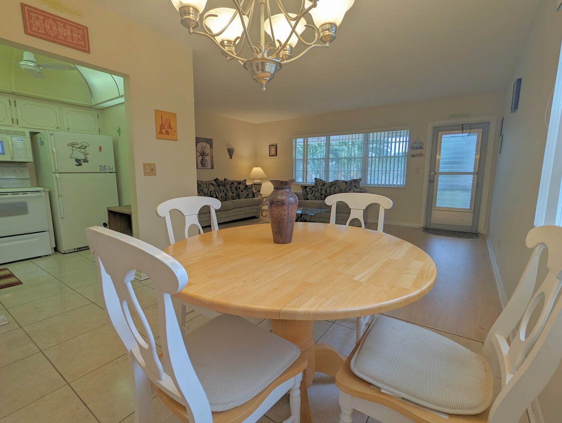 Bright & Spacious Corner - 113 Waltham E (West Palm Beach, FL)