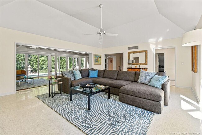 Foto del edificio - 229 Colony Rd