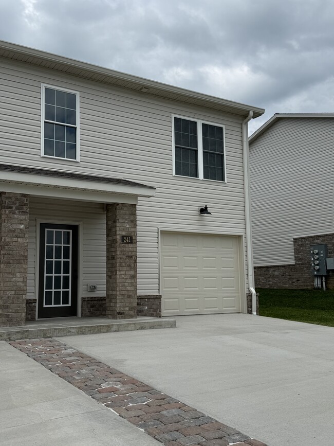 Building Photo - 241 Pinehurst Dr
