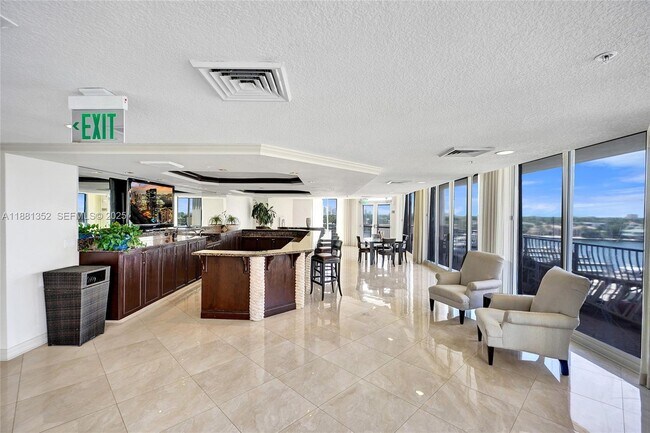 Foto del edificio - 100 S Birch Rd