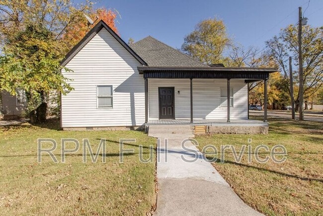 Photo - 1002 N Maple St Apartment