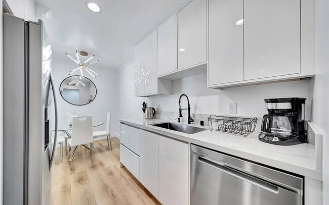 Building Photo - Best Location! Beautiful, newly remodeled ...