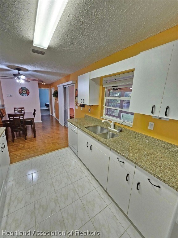 Foto del edificio - 5808 Twisted Oaks Dr