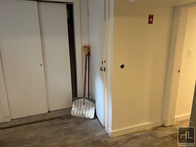 Foto del edificio - 2BR 1BA Lower Level All Utilities Included w/ Laundry Beside Highland Park