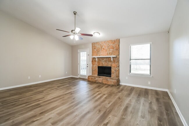 Foto del edificio - 7323 Sweet Rose Ln