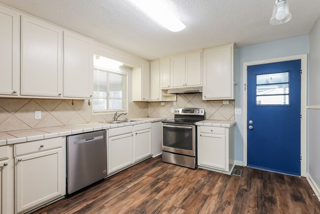 Building Photo - 4 Bedroom, 2 Bath Oasis in Clinton, MS!