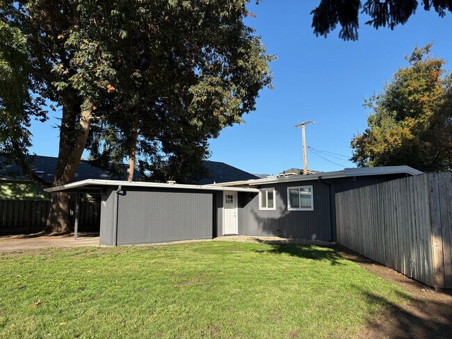 Photo - Beautifully updated 2 bedroom 1 bath duple... House