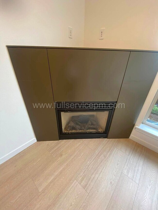 Foto del edificio - Modern Queen Anne Townhome w/ Dedicated Office, Fenced Patio, Lofted Primary Suite & Oversized Ga...