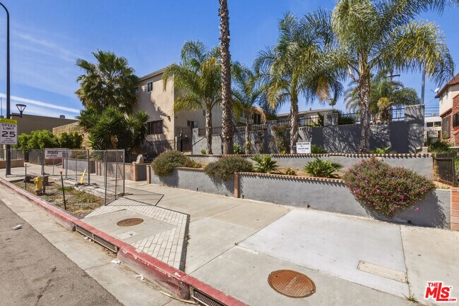 Foto del edificio - 5117 Crenshaw Blvd