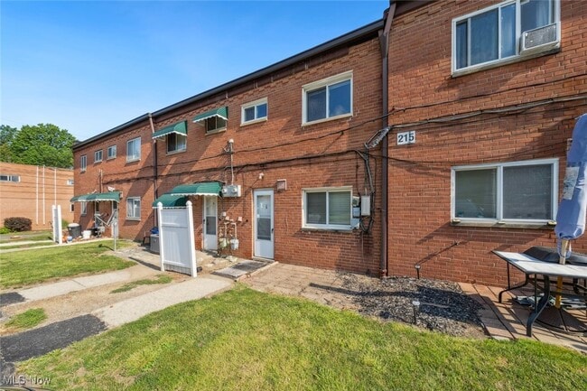 Building Photo - 215 Dalepark Dr
