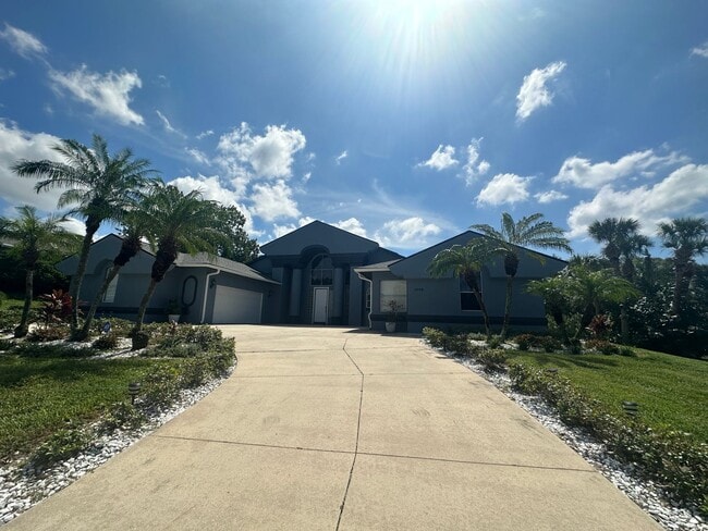 Building Photo - Amazing 4 bed 3 bath home with Pool - NO E...