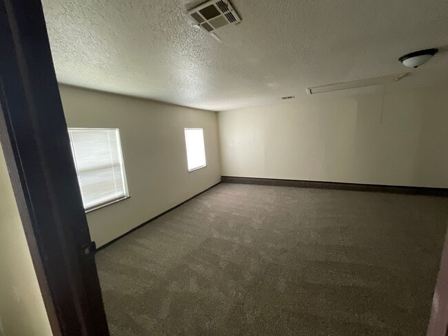 Foto del edificio - Spacious 4 bed, 1.5 bath