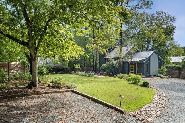 Foto del edificio - STUNNING home in heart of Carrboro availab...