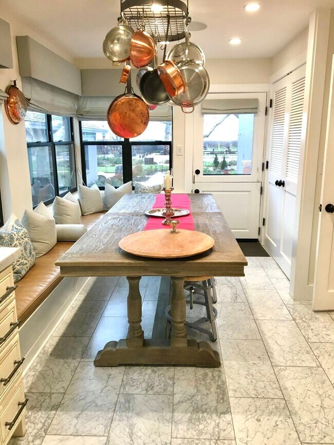 Building Photo - Fully Furnished Stunning Calistoga Retreat